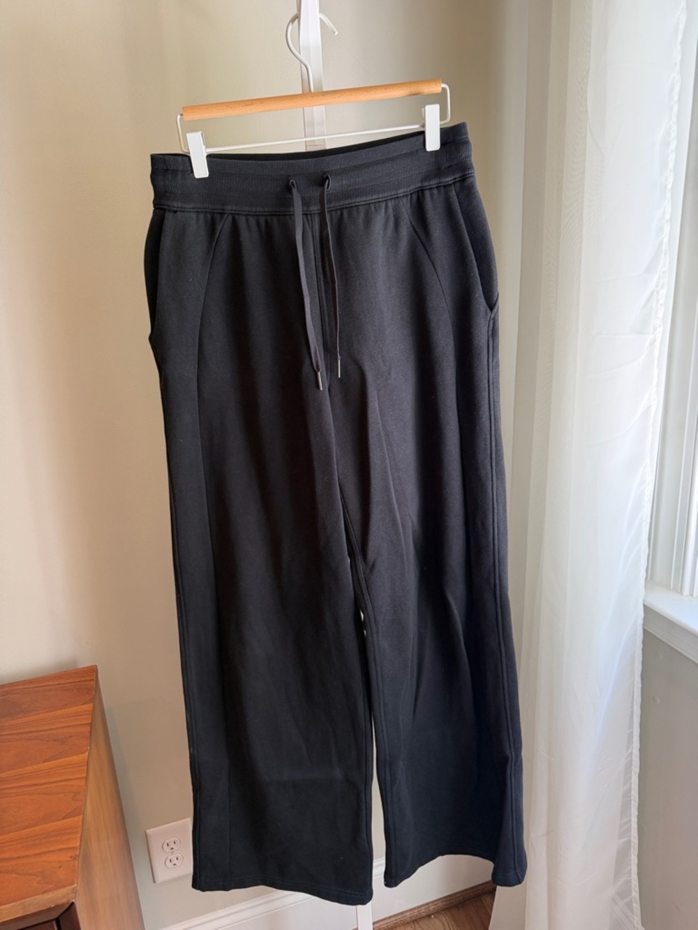 Lululemon Women’s Scuba Mid-rise  Black Wide-Leg Sweatpants Medium Tall